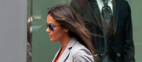 Lara Álvarez caminando por las calles de Madrid