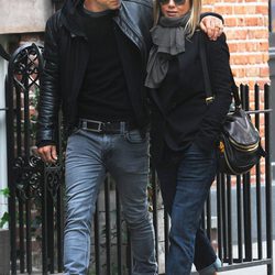 Jennifer Aniston y Justin Theroux pasean abrazados