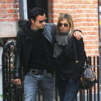 Jennifer Aniston y Justin Theroux pasean abrazados