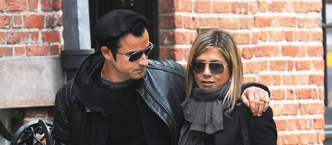 Jennifer Aniston y Justin Theroux pasean abrazados