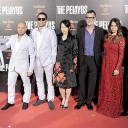 El director con el reparto de 'The Pelayos'