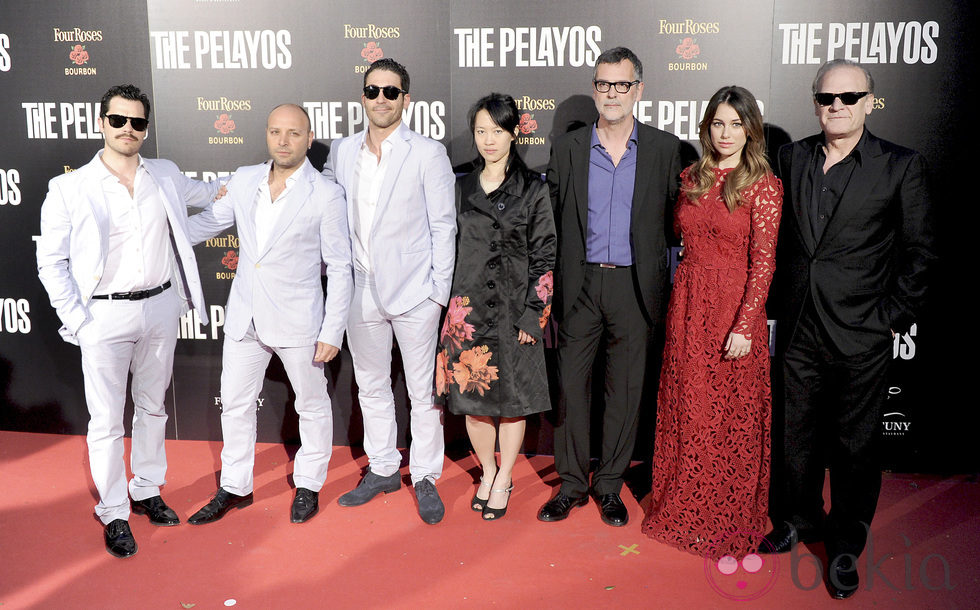 El director con el reparto de 'The Pelayos'