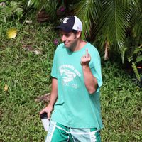 Adam Sandler realiza una peineta a la prensa en Hawai