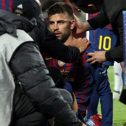 Gerard Piqué tras el choque con Valdés en el Camp Nou