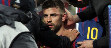 Gerard Piqué tras el choque con Valdés en el Camp Nou