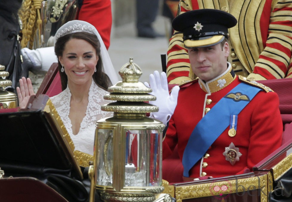 Los Duques de Cambridge pasean en coche de caballos tras su boda