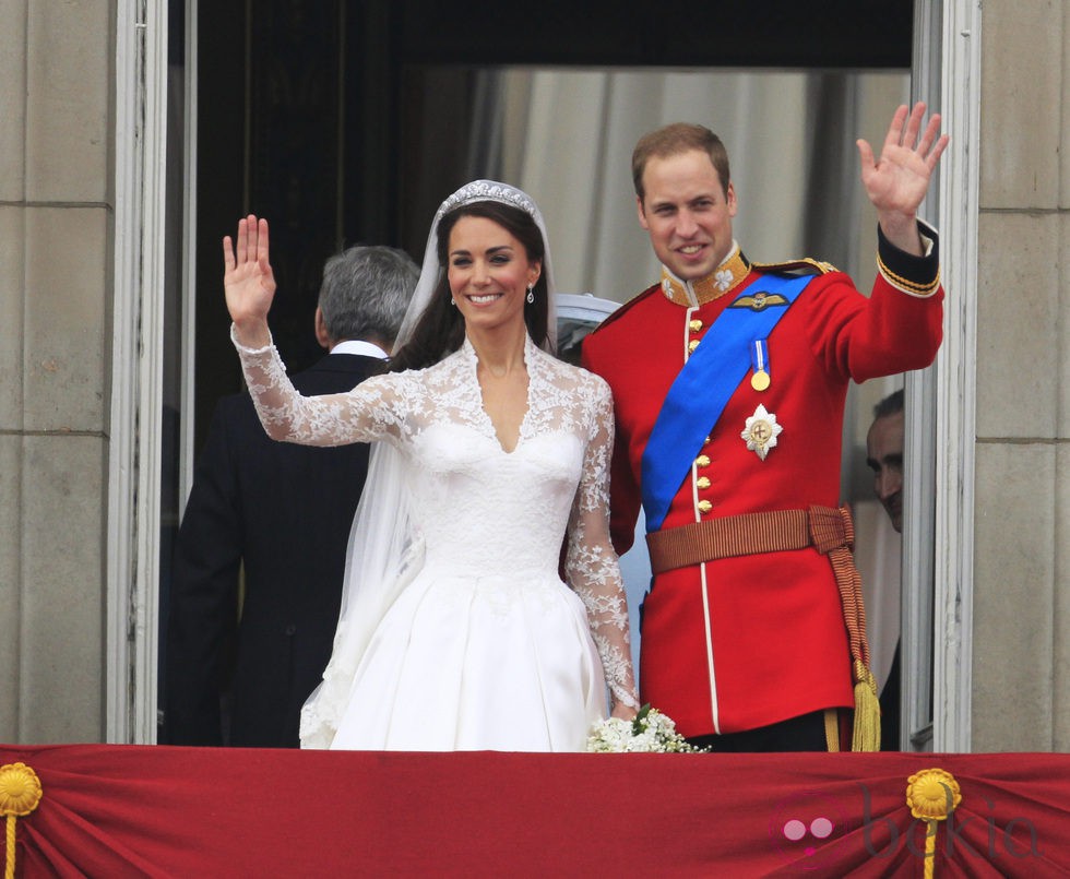 Los Duques de Cambridge saludan desde Buckingham Palace el día de su boda