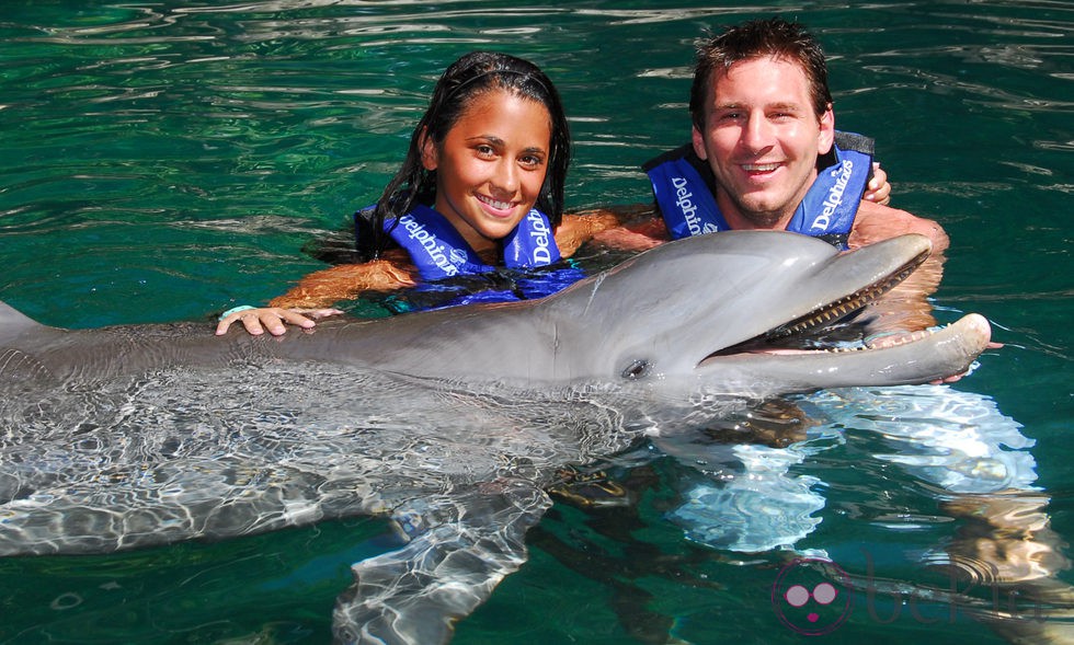 Leo Messi y Antonella Roccuzzo nadando entre delfines