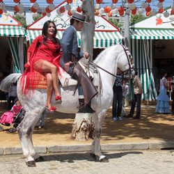 Aída Nizar graba un reportaje para 'Sálvame' en la Feria de Abril de Sevilla 2012