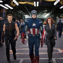 Jeremy Renner, Chris Evans y Scarlett Johansson en 'Los Vengadores'