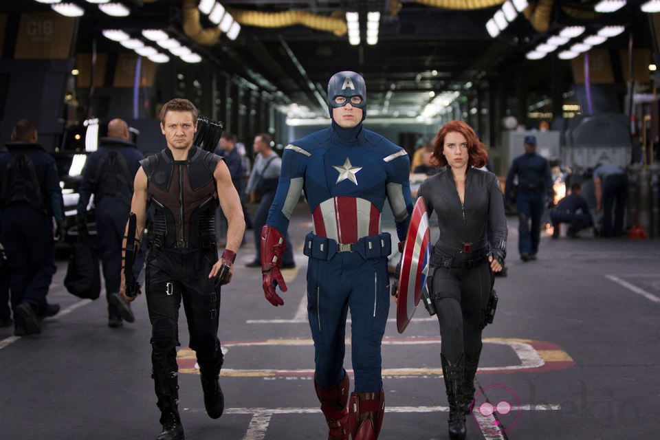 Jeremy Renner, Chris Evans y Scarlett Johansson en 'Los Vengadores'