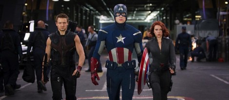 Jeremy Renner, Chris Evans y Scarlett Johansson en 'Los Vengadores'