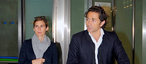 Beatriz Mira y Álvaro Fuster en el aeropuerto de Madrid