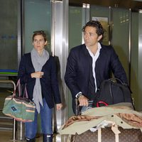 Beatriz Mira y Álvaro Fuster en el aeropuerto de Madrid