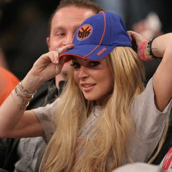 Lindsay Lohan con su gorra en un partido de la NBA