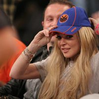 Lindsay Lohan con su gorra en un partido de la NBA