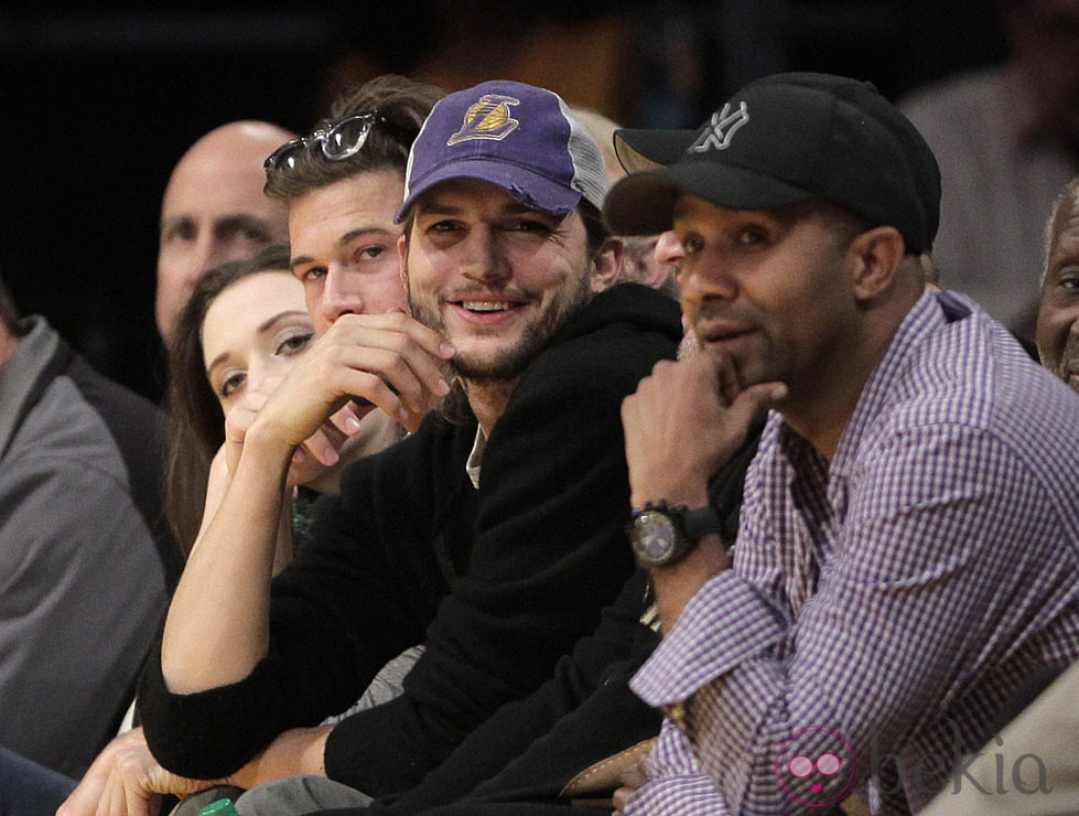 Ashton Kutcher con una gorra de 'Los Angeles Lakers'