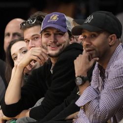 Ashton Kutcher con una gorra de 'Los Angeles Lakers'