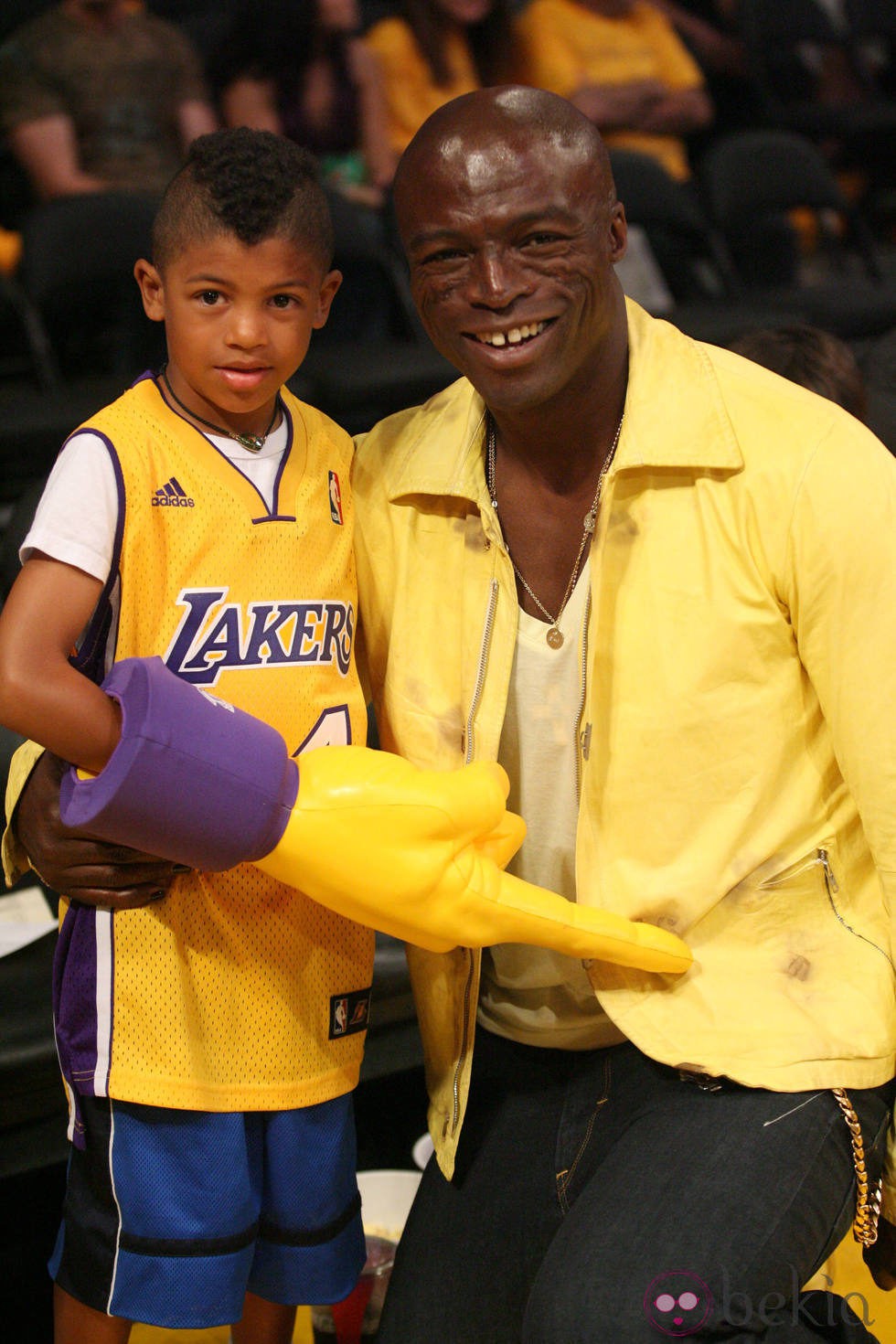 El cantante Seal y su hijo en un partido de 'Los Angeles Lakers'