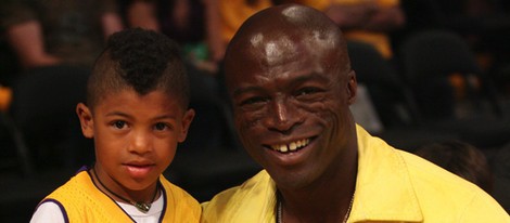 El cantante Seal y su hijo en un partido de 'Los Angeles Lakers'