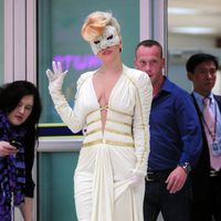 Lady Gaga a la llegada del aeropuerto con un vestido blanco