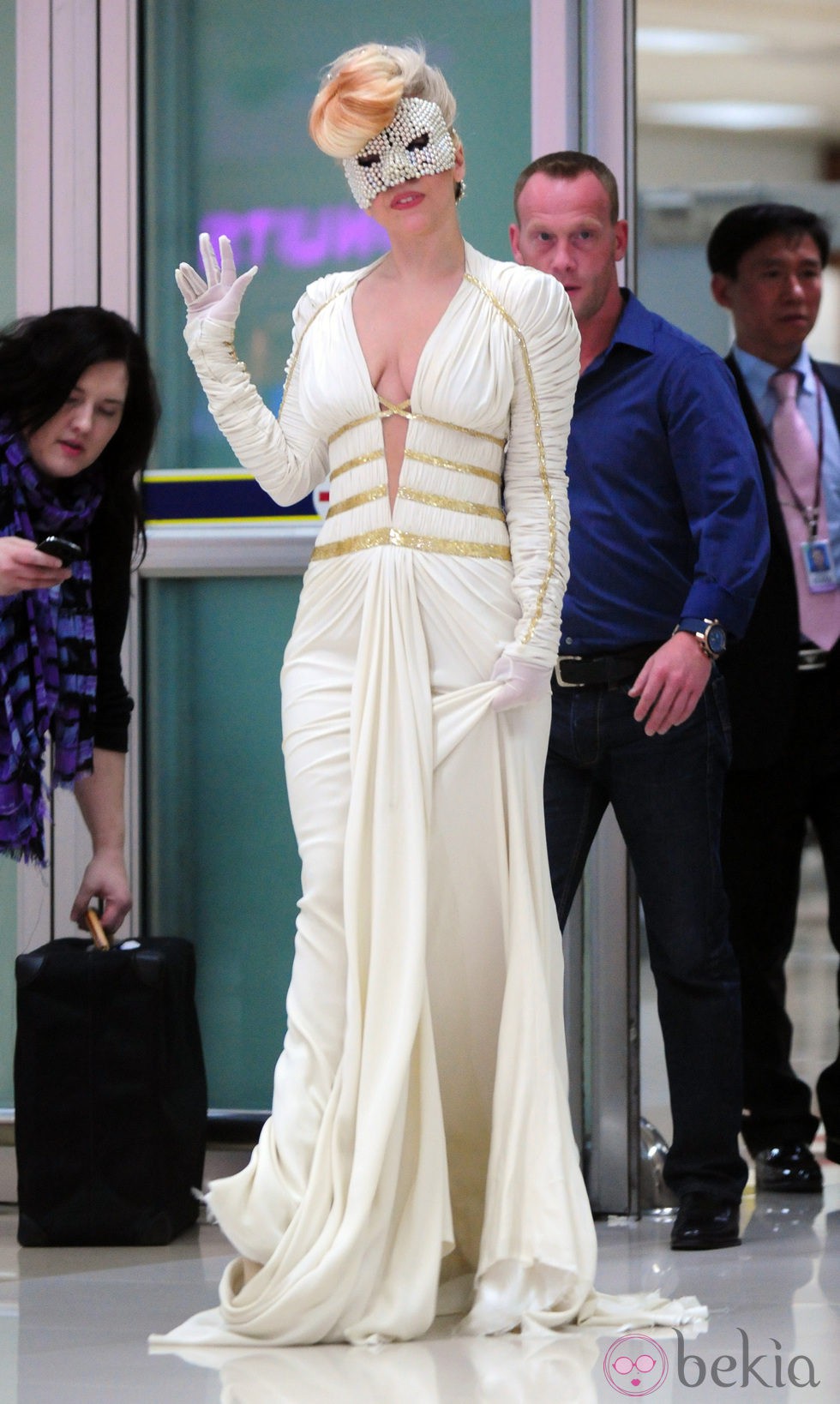 Lady Gaga a la llegada del aeropuerto con un vestido blanco