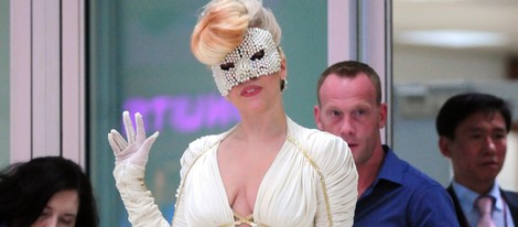 Lady Gaga a la llegada del aeropuerto con un vestido blanco