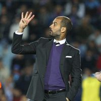 Pep Guardiola haciendo indicaciones a los jugadores del Barça durante un partido