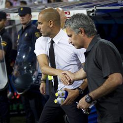 Pep Guardiola saluda a Mourinho durante un partido Barça-Madrid