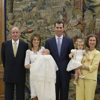 La Infanta Sofía en su bautizo con los Reyes, los Príncipes y la Infanta Leonor