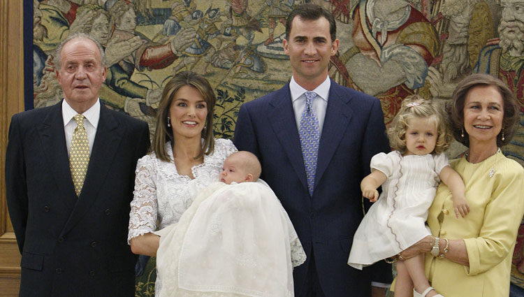 La Infanta Sofía en su bautizo con los Reyes, los Príncipes y la Infanta Leonor