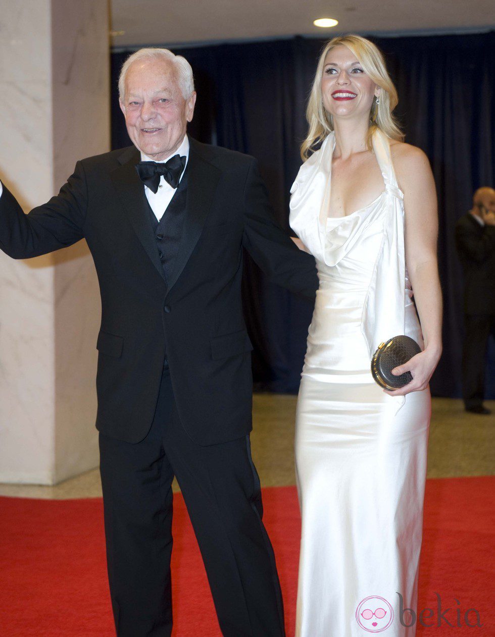 Bob Schieffer y Claire Danes en la cena de corresponsales de Obama