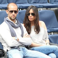 El presentador Gonzalo Miró y Ana Isabel Medinabeitia en el Torneo Godó 2012