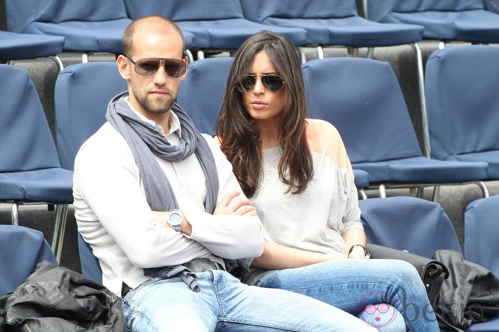 El presentador Gonzalo Miró y Ana Isabel Medinabeitia en el Torneo Godó 2012