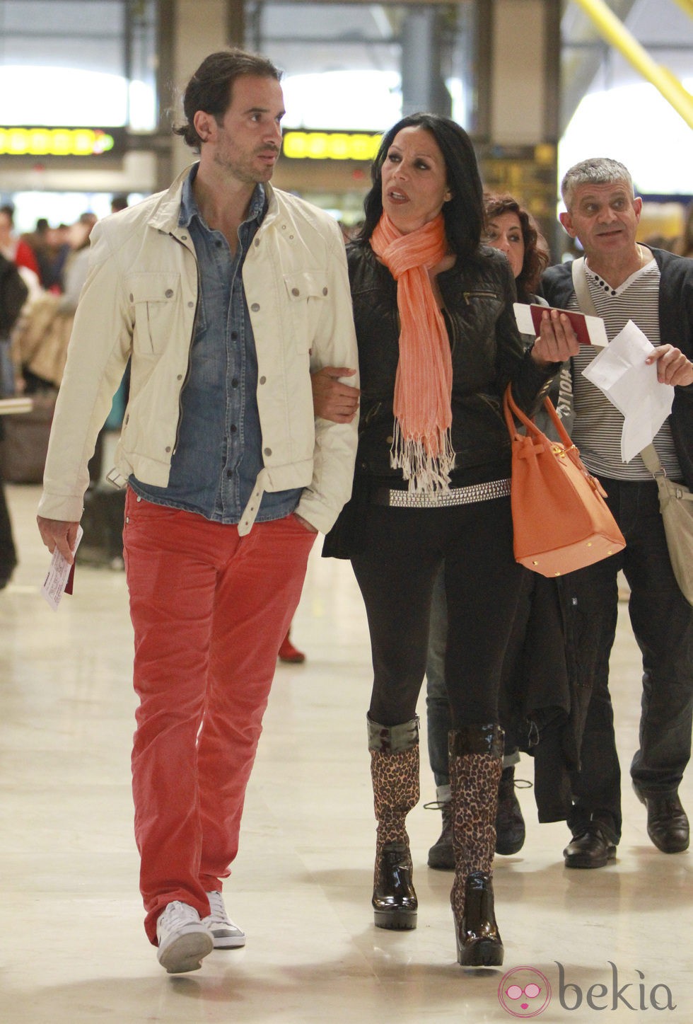 Toñi Salazar y Roberto Liaño en el aeropuerto de Madrid