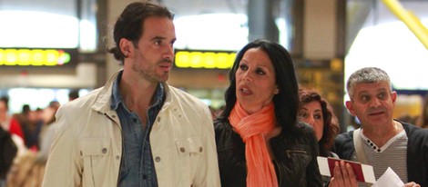 Toñi Salazar y Roberto Liaño en el aeropuerto de Madrid