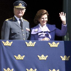 El Rey Carlos Gustavo de Suecia el día de su 66 cumpleaños con la Reina Silvia