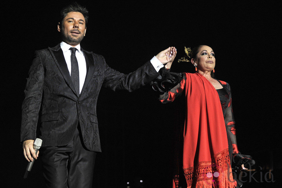 Isabel Pantoja y Miguel Poveda ofrecen un concierto juntos en Madrid