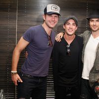 Ian Somerhalder, Michael Trevino y Matt Davis posando en Barcelona