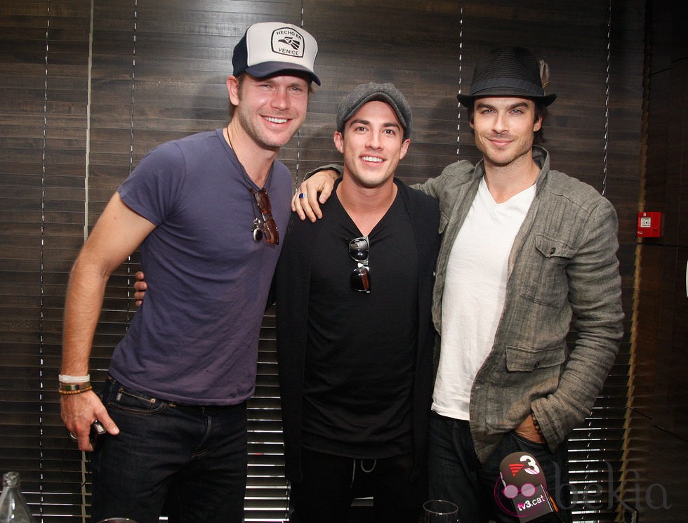 Ian Somerhalder, Michael Trevino y Matt Davis posando en Barcelona