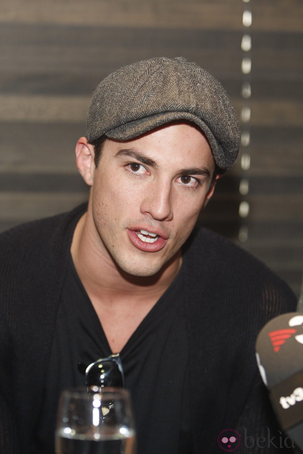 Michael Trevino atiende a los fans en Barcelona