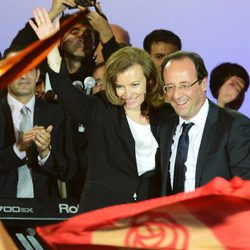 Valérie Trierweiler y François Hollande celebrando la victoria