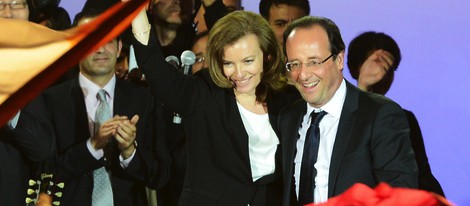 Valérie Trierweiler y François Hollande celebrando la victoria