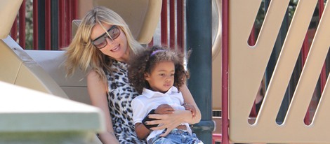 Heidi Klum se divierte con sus hijos en el parque