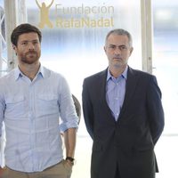 Xabi Alonso, Mourinho y Rafa Nadal en la presentación del partido 'Alma Nadal'