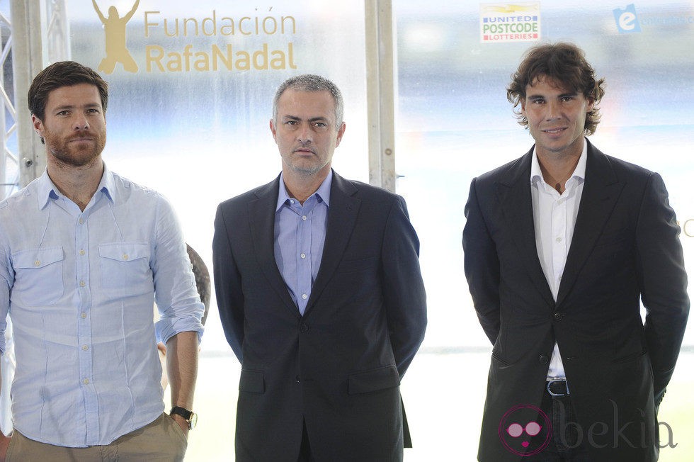 Xabi Alonso, Mourinho y Rafa Nadal en la presentación del partido 'Alma Nadal'