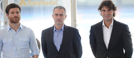 Xabi Alonso, Mourinho y Rafa Nadal en la presentación del partido 'Alma Nadal'