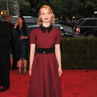 Mia Wasikowska en la alfombra roja de la Gala del MET 2012