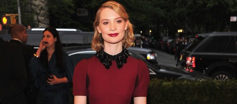 Mia Wasikowska en la alfombra roja de la Gala del MET 2012