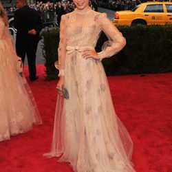 Lily Collins en la alfombra roja de la Gala del MET 2012